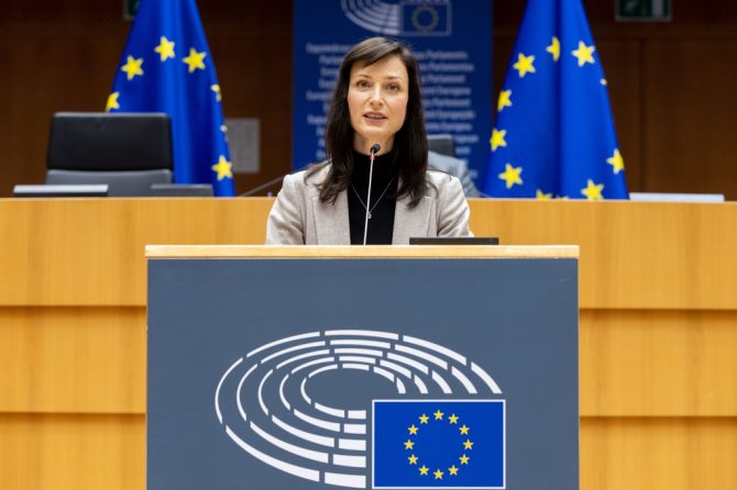 Еврокомисар Мария Габриел на парламентарната сесия за приемането на Хоризонт ЕВРОПА